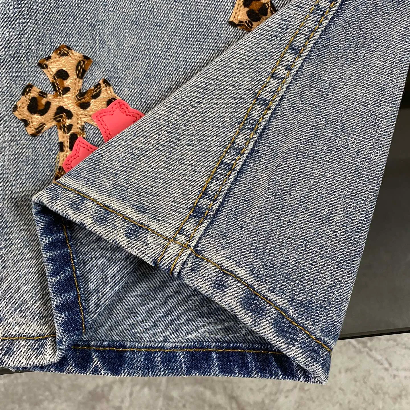 P270 CH Chromehearts Malaysia-limited leopard print cross patchwork leather workwear jeans and logging pants. The counter price is 34W level. The patchwork cross pattern is embellished and the jeans are washed! ! An absolutely high-end luxury product, a 1.9W-level god-level single product, a super popular product, made by top heavy industry, a magic weapon that cannot be missed! [About Zangyin] This is an extremely luxurious fashion brand that can also be called the aristocracy of the high street. It has always been an exclusive brand for some hipsters or rich second generations. Compared with ordinary high streets, it is more luxurious and noble. Compared with luxury brands, it is more fashionable and individual. It has always been a brand that I have a special liking for. [Top heavy industry fashion design] Consistently high-street luxury style. Speaking of this style, the Zangyin family and GU family are definitely the leading representative brands. Especially the Zangyin family has really achieved a state-of-the-art effect in creating high-street style. The unique washed material is used to create this style. The color system is already quite eye-catching. After it is decorated with patchwork cross flowers, it cleverly highlights the charm of the brand. Secondly, this style uses classic The high-waist cutting design highlights the long legs and fashionable temperament of the upper body. The brand is highly recognizable and the slim fit configuration is more suitable for daily wear. It is a product that interprets personality, fashion, and specifications at a glance. This single product is enough to make any fan excited. It can be a white T-shirt for a youthful college style, or a tight suspender for a royal style. It has strong matching ability and can be easily controlled by men.  [Materials and craftsmanship] Needless to say, this point goes without saying. As an excellent craftsman brand, Zangyin’s requirements for details and craftsmanship are really perfect. The washed color of this model has gone through so many processes, not to mention the embellishment of denim appliques. It is also purely hand-made and sewn. Just like what they believe in, only hand-made things have soul and have the meaning of wear. A top-notch heavy-duty fashionable denim item, I look forward to your perfect interpretation! !  Color: blue Size: 28-36
